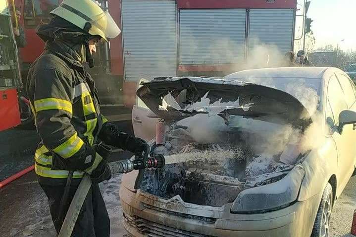 Вогонь вирвався з-під капота: у Києві на ходу загорілась автівка (фото, відео)