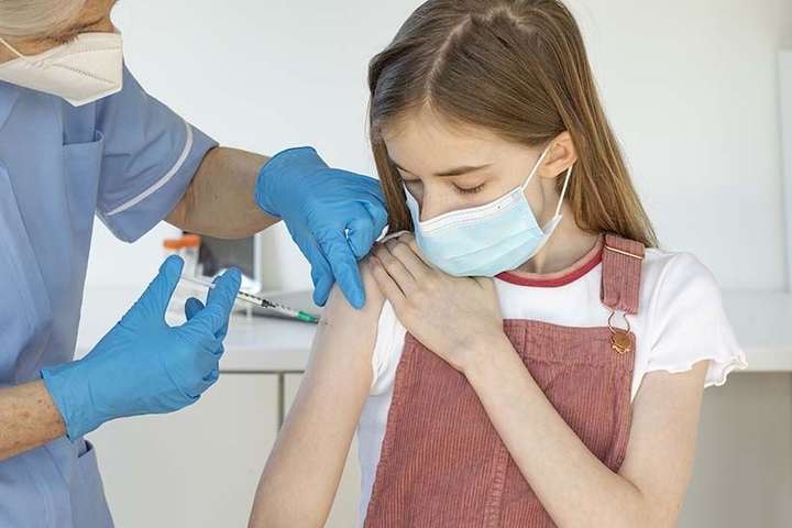 Щеплення дітей від коронавірусу: лікарі призначають зайві аналізи