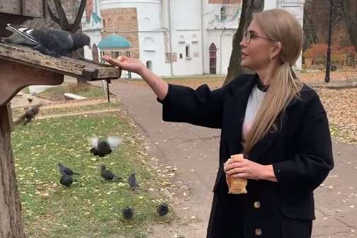 Тимошенко на камеру погодувала голубів біля церкви (відео)