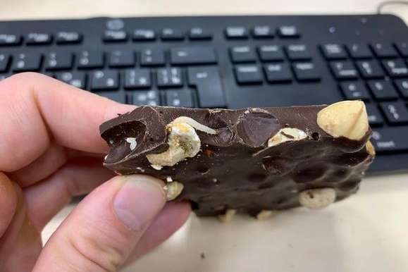 Журналіст розповів, як купив шоколад із живим сюрпризом (фото) 