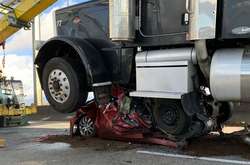 Розчавила, наче млин: вантажівка знищила легковик (фото)