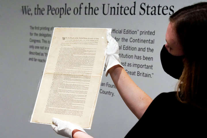 У США на аукціоні продали Конституцію з першого тиражу - Старовинну копію конституції США продали на аукціоні за $43 млн