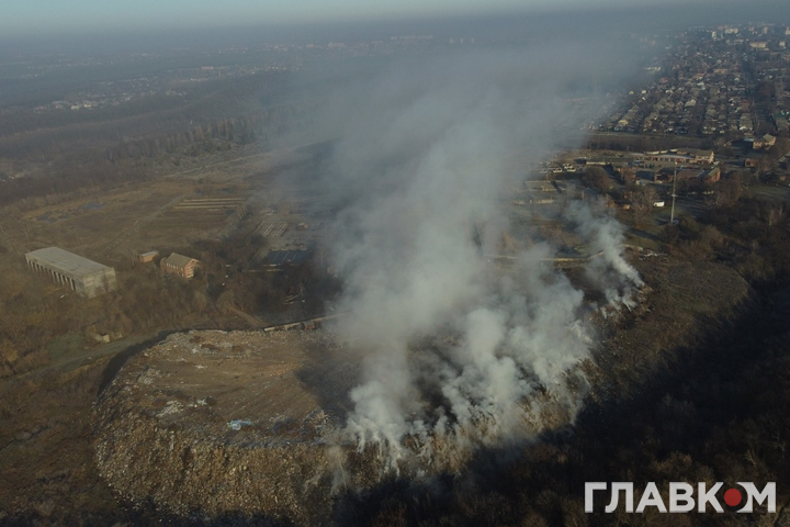 На Полтавщині масштабна пожежа на сміттєзвалищі. Гасять фекаліями (фото)