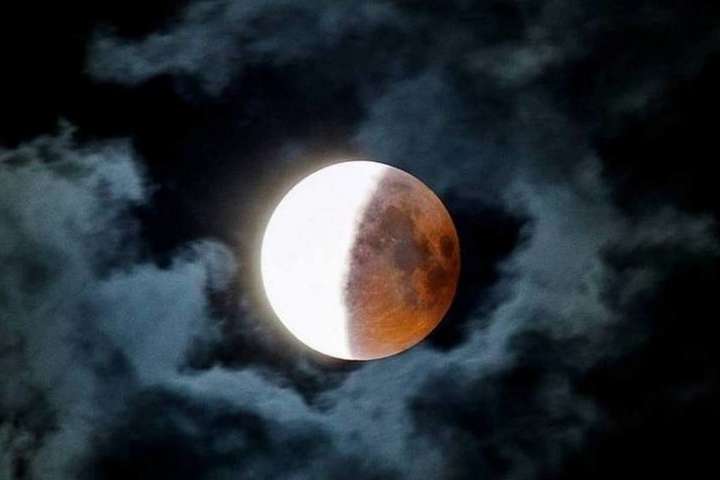 Сьогодні буде найдовше за п'ять століть місячне затемнення