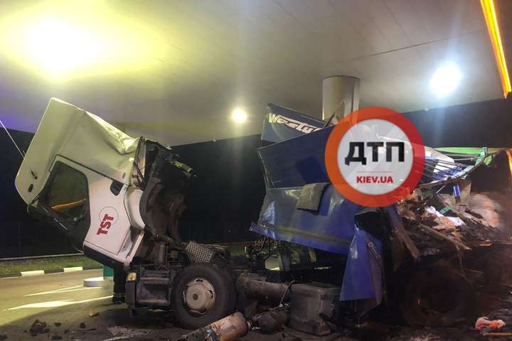 Масштабна ДТП під Києвом: вантажівка влетіла у фуру на АЗС (фото, відео)