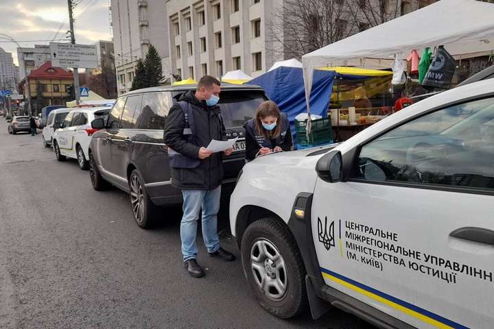 В Україні почали конфісковувати автомобілі у водіїв-боржників - Влада почала полювання на водіїв-боржників. У Києві конфісковують автомобілі