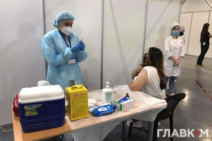 Почти 300 тысяч украинцев вчера получили ковид-прививку: названа область-лидер 