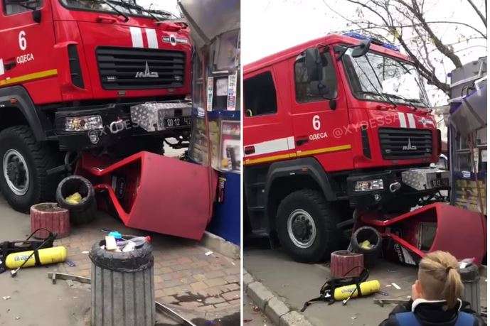 В Одесі пожежна машина врізалася у кіоск (відео)