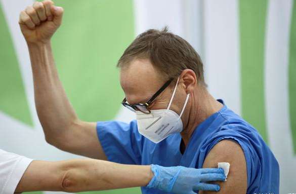 Перша країна ЄС вводить обов’язкову ковід-вакцинацію для всіх