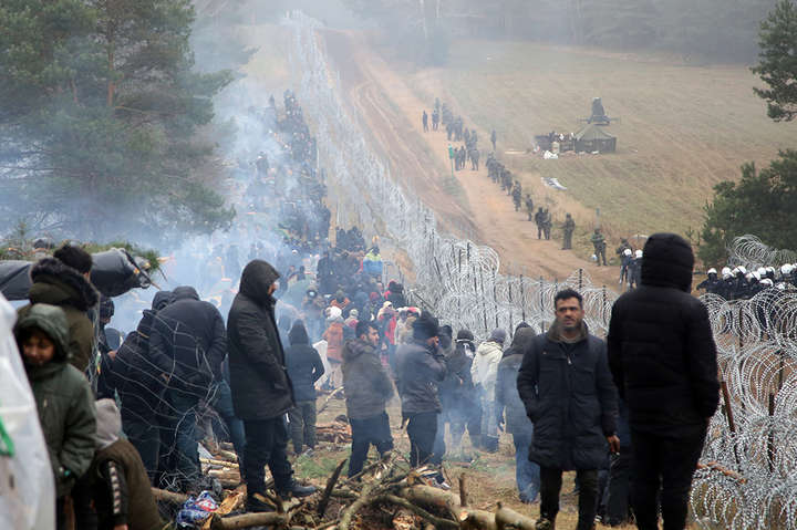 Міністр оборони Польщі розповів про нову тактику мігрантів із прориву кордону