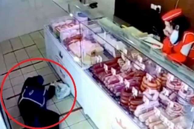 У Харкові продавчиня проігнорувала стареньку, яка впала та потребувала допомоги (відео)