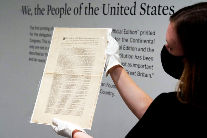 Старинную копию конституции США продали на аукционе за $43 млн