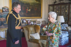 Посиневшие руки 95-летней Елизаветы II ужаснули британцев (фото)