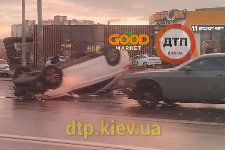 У Києві в результаті аварії перекинувся автомобіль (фото)