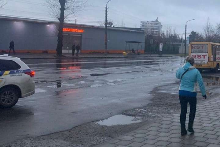 У Львові водій маршрутки збив на переході двох жінок (фото, відео)