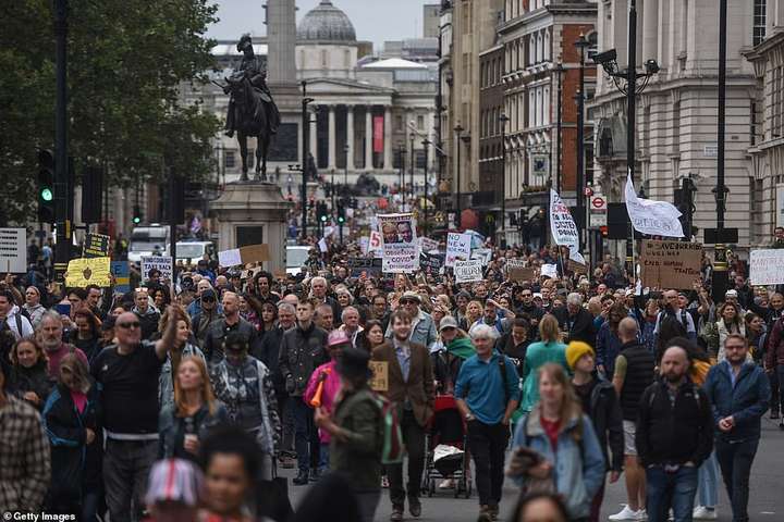 У Лондоні тисячі людей вийшли на мітинг проти коронавірусних обмежень – ЗМІ