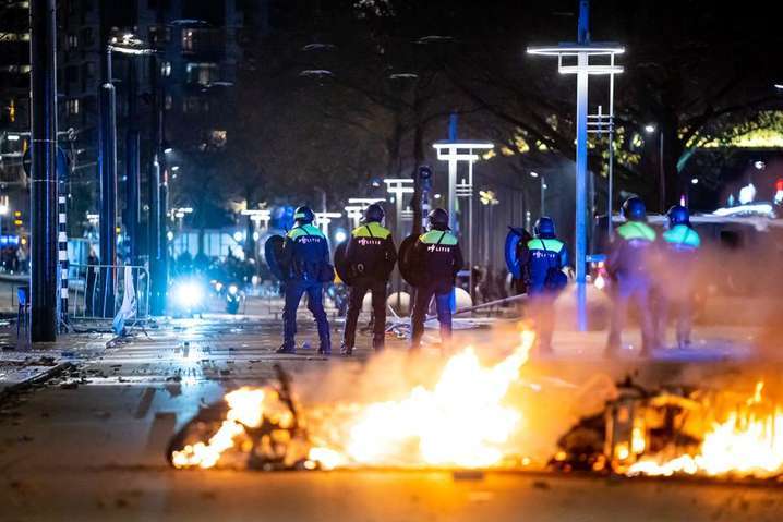 В Нидерландах полиция открыла огонь по ковид-протесту (фото)