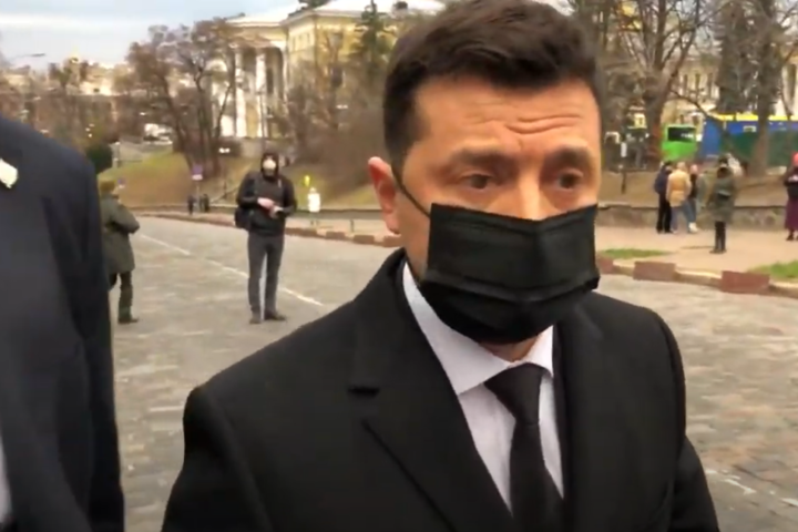 У центрі Києва активісти освистали Зеленського (відео)
