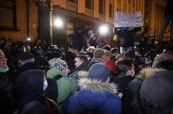Активісти намагаються потрапити на подвір'я Офісу президента, силовики утримують натовп