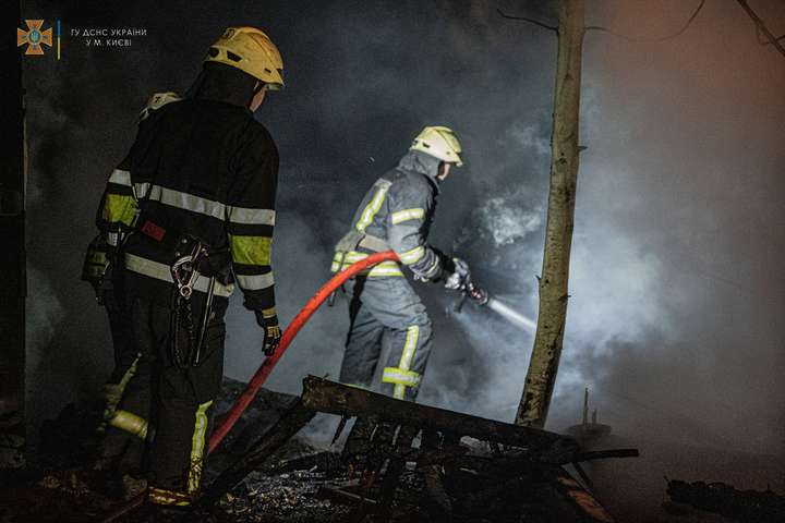 У занедбаній будівлі на Виноградарі сталася пожежа (фото)