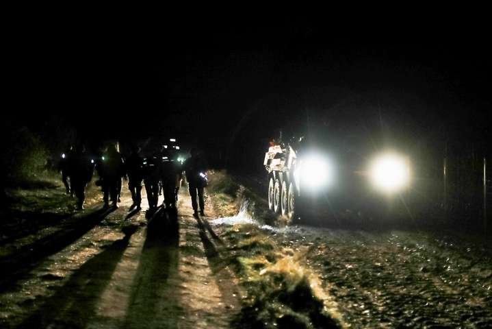 Польша показала, как 150 мигрантов прорывали границу со стороны Беларуси (видео) 