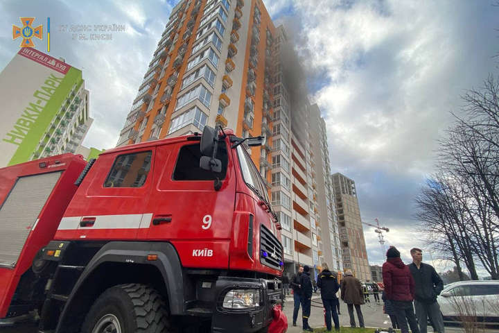 У Києві палала нова висотка: горіли електрощитові на 12 поверхах (фото, відео)