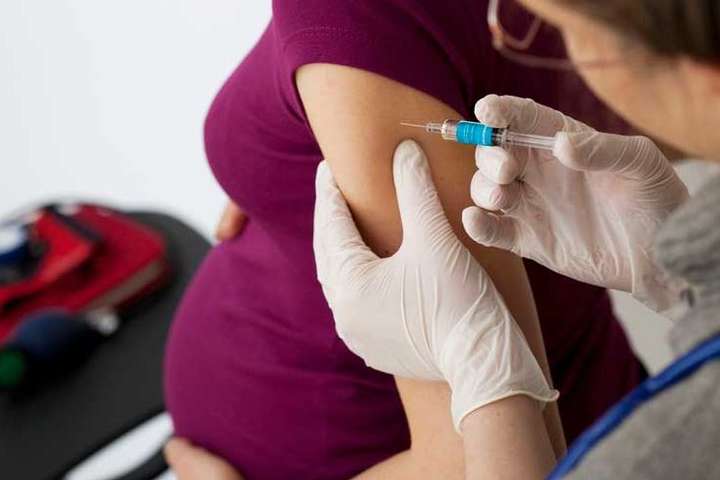 Вакцинація вагітних: медична експертка розповіла, на яких термінах можна щепитися