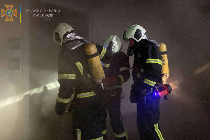 Під час пожежі було сильне задимлення приміщення - Вогнеборці приборкали пожежу в Київському інституті автоматики (фото)