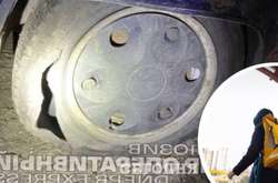  Чоловік порізав кур'єру ножем шини на робочій машині 