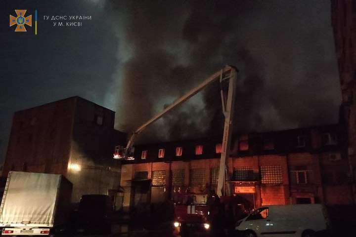 Масштабна пожежа в Києві: горіла офісна будівля (фото)