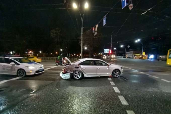 Потрощені авто з відірваними колесами: в Києві сталася серйозна ДТП (фото, відео)