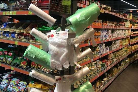 Платний пластик: супермаркети можуть ввести плату за пакети