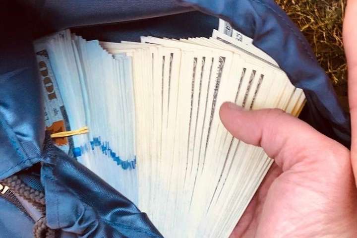 Злочинці створили фіктивний пункт обміну валют і ошукали киянина на $29 тис. (фото, відео)