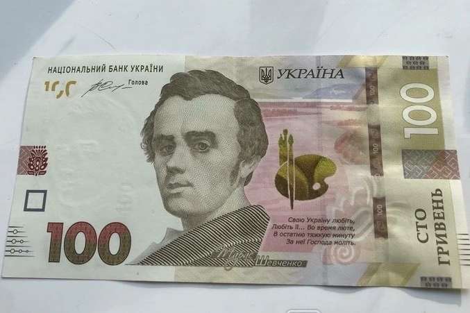 В Україні за купюру в 100 грн дають п'ять тисяч: чим вона особлива (фото)
