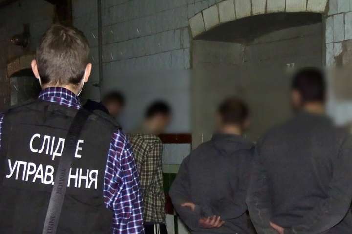 Правоохоронці Вінниччині виявили міжрегіональну групу шахраїв, яку організував ув'язнений (фото, відео)