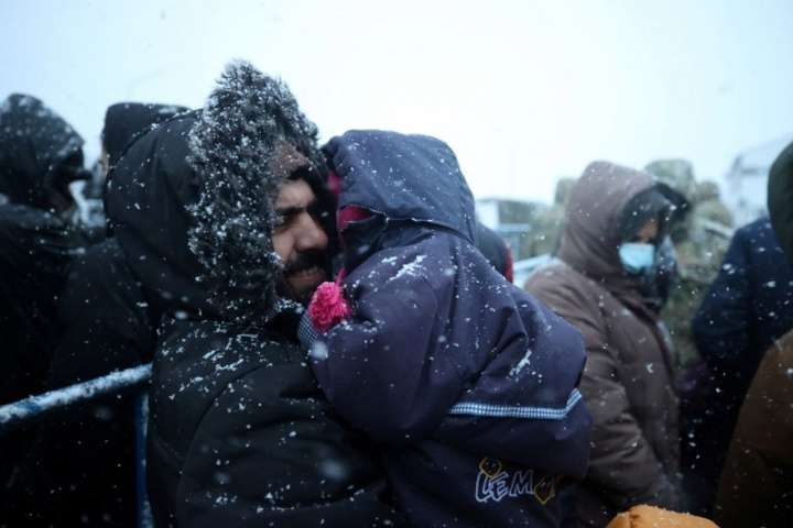 У Білорусі випав сніг: мігранти роблять селфі та вперше грають у сніжки