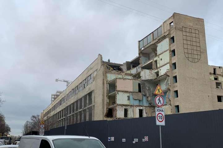 Падають стіни. Забудовники розбирають будівлю заводу «Арсенал» (фото, відео)
