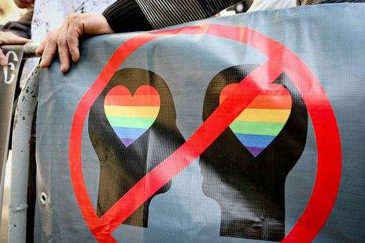 «Слуги» хочуть ввести штрафи за «пропаганду гомосексуалізму». Правозахисники б’ють на сполох