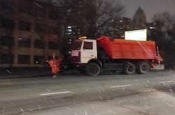 Перший сніг у Києві: на дорогах працюють майже 200 одиниць спецтехніки (фото)