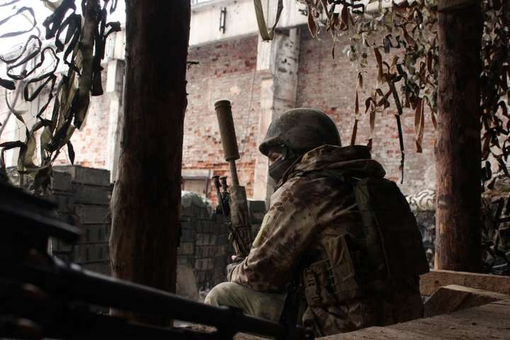 Окупанти поранили українського бійця на Донбасі 