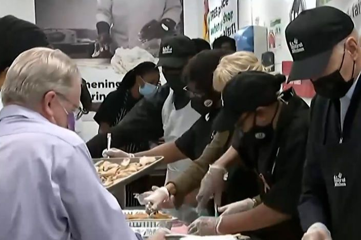 Президент США на кухні: Джо Байден готував обіди для нужденних