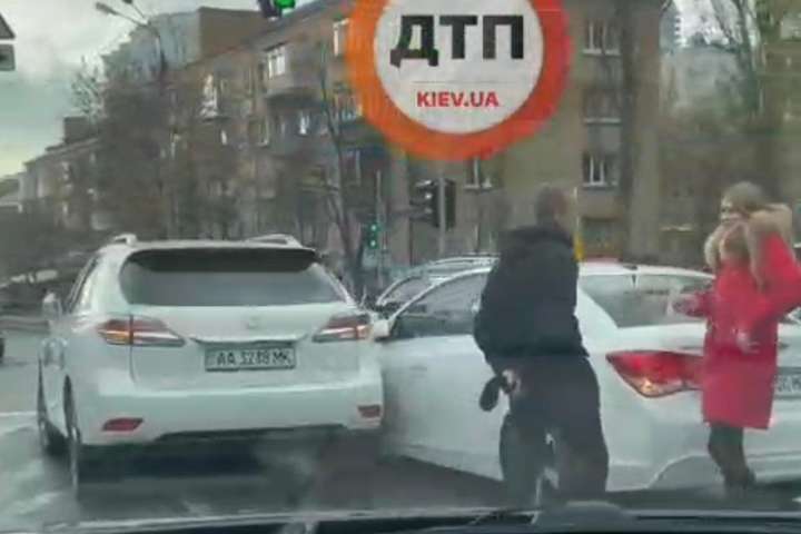 Масштабна ДТП у Києві: на слизькій дорозі зіткнулися сім автівок (відео)