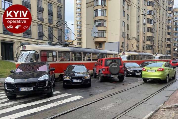«Герой парковки» на Porsche заблокував рух трамваїв у Києві (фото)