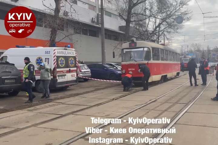 На місці трагедії працювали правоохоронці та лікарі швидкої допомоги - У Києві трамвай переїхав жінку (відео)