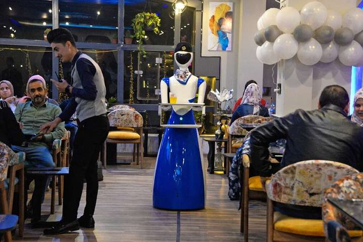 В иракском ресторане роботы стали официантами (фото) 