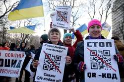 На плакатах учасників акції протесту, що проходить 24 листопада в Києві, розміщено QR-код, який веде на сайт партії «Единая Россия» 