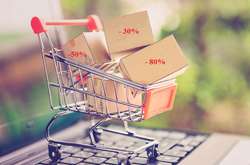 Більшість українців збирається купувати одяг