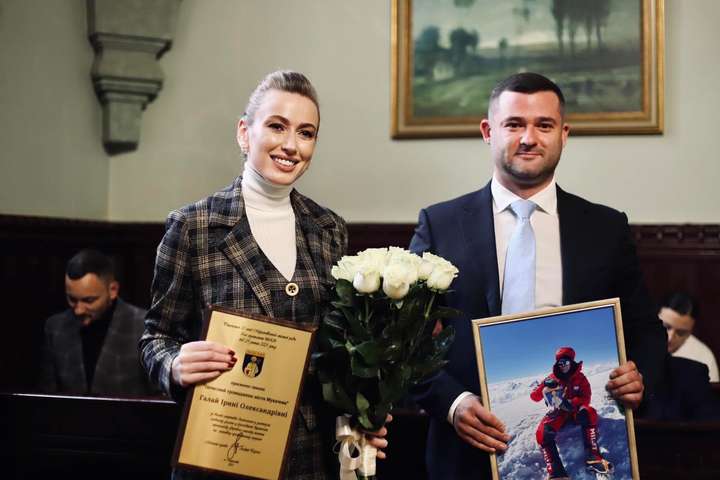 Перша українка на Евересті отримала відзнаку «Почесний громадянин Мукачева»