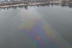 Екологічне лихо в Києві: невідомі зливають в озеро нафтопродукти (відео)