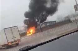 Невідомі спалили «євробляху», залишену біля дороги в Києві пів року тому (відео)
